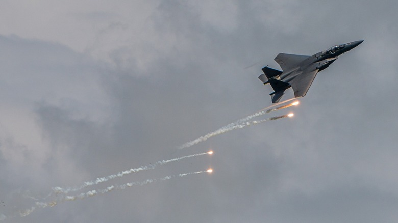 F-15 deploying flares