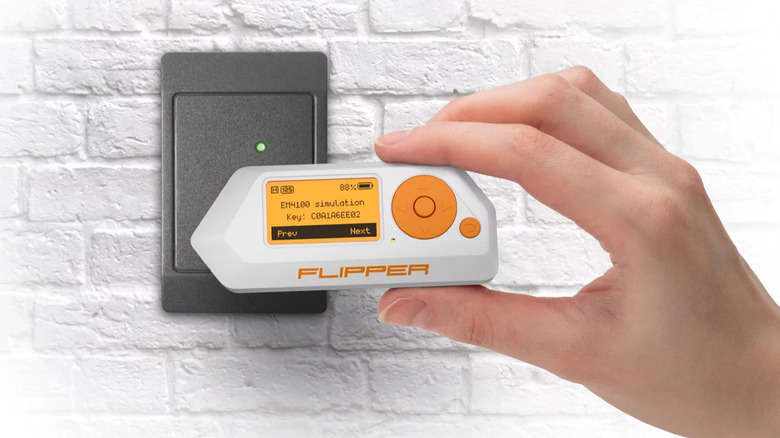 Flipper Zero hacking key card reader