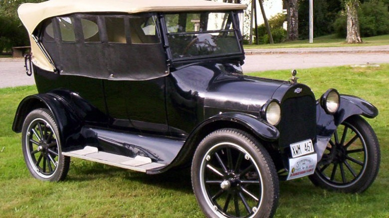 Chevrolet 490 Touring 1922 parked in grass.