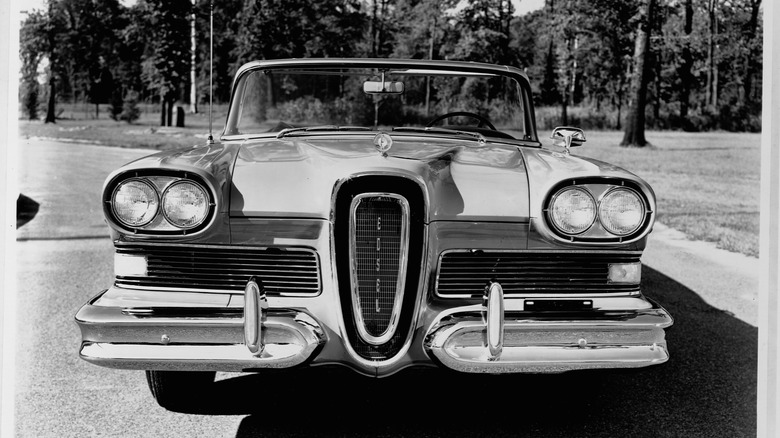 1958 Ford Edsel frontview, black and white