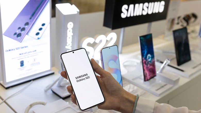 Samsung smartphones store display