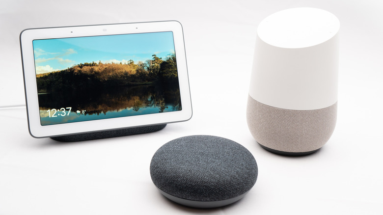 Google Nest, Nest Hub, and Nest Mini speakers kept next to one another