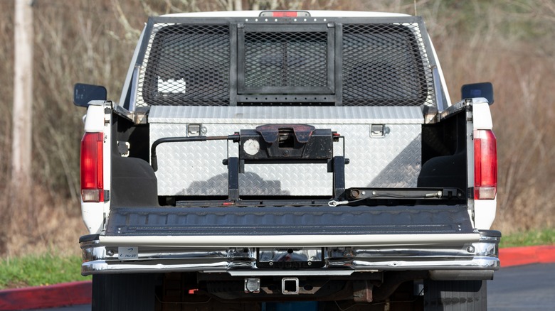 Pickup truck with 5th wheel hitch