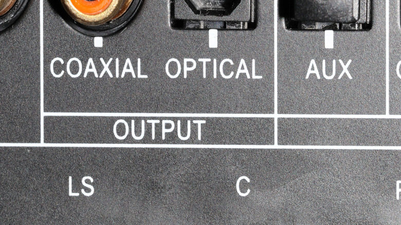 An optical output is among the links on the back of this device.