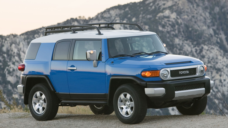 2007 FJ Cruiser parked mountain