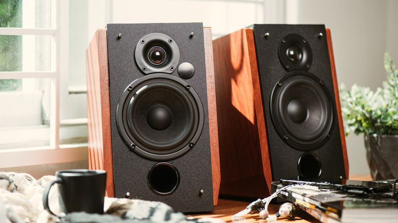 Hi-Fi speakers with wooden finish