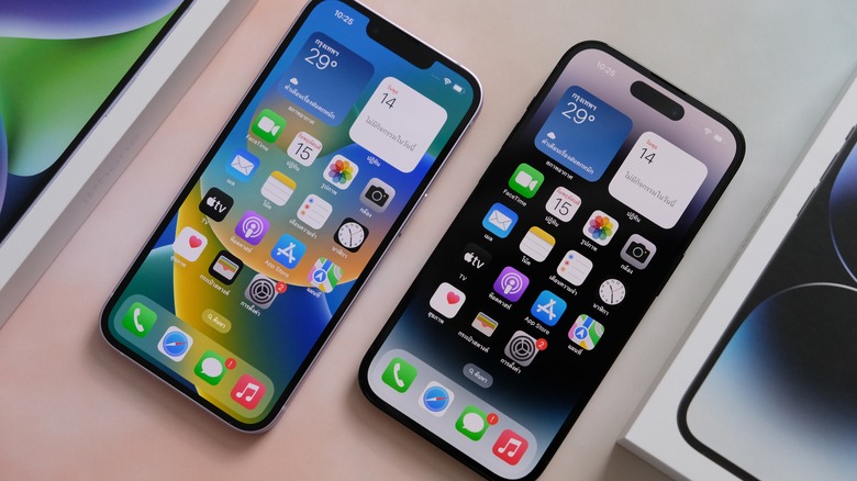 iPhone 14 and iPhone 14 Pro on a table