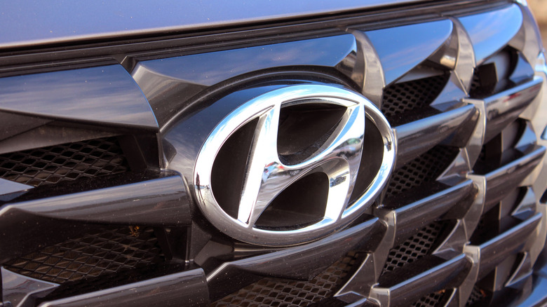 Hyundai logo in the front grill of Hyundai Tucson