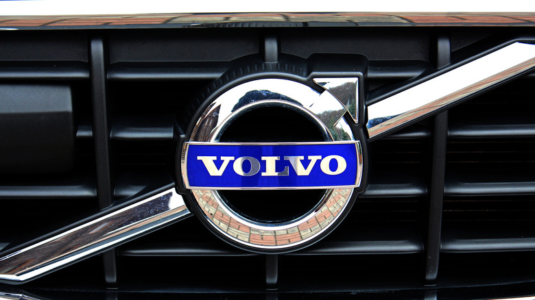 Volvo logo on the grill of the Volvo XC60