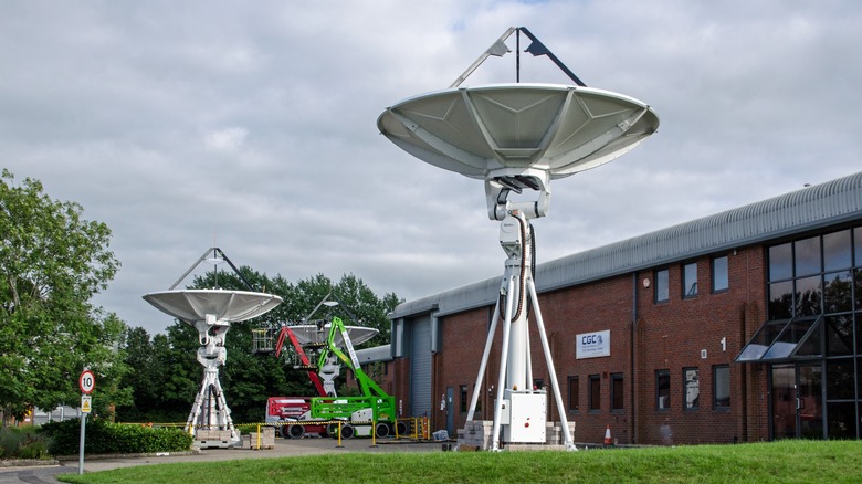 Satellite uplink station