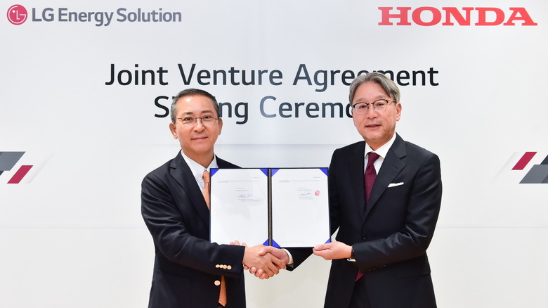 LG CEO and Honda CEO shaking hands