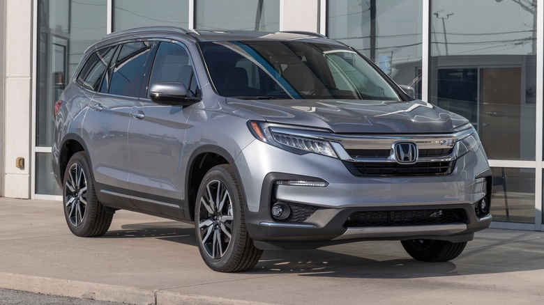 A gray Honda Pilot at a dealership