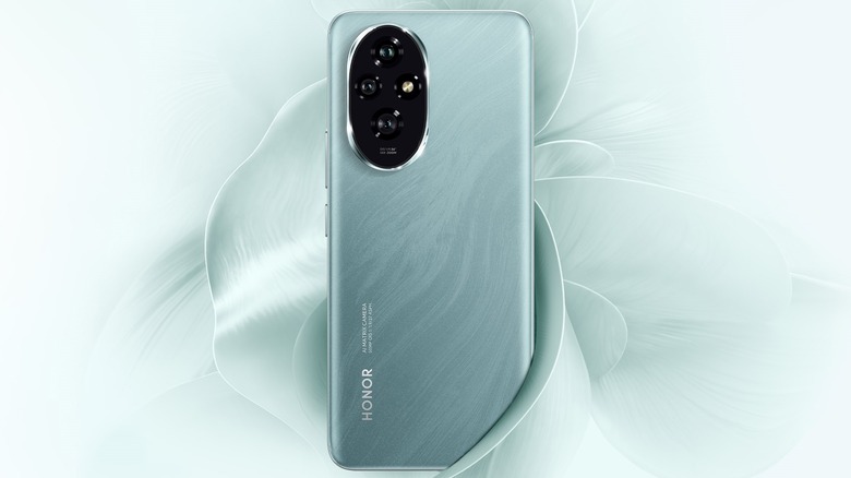 The rear panel of the Honor 200