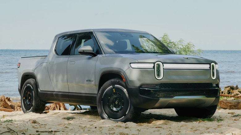 Front 3/4 view of Rivian R1T