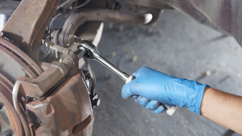 Person using Quinn ratchet on car