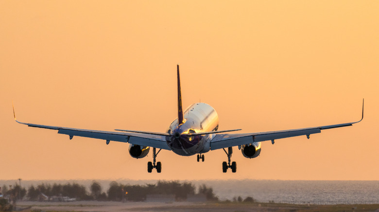 plane landing in thailand