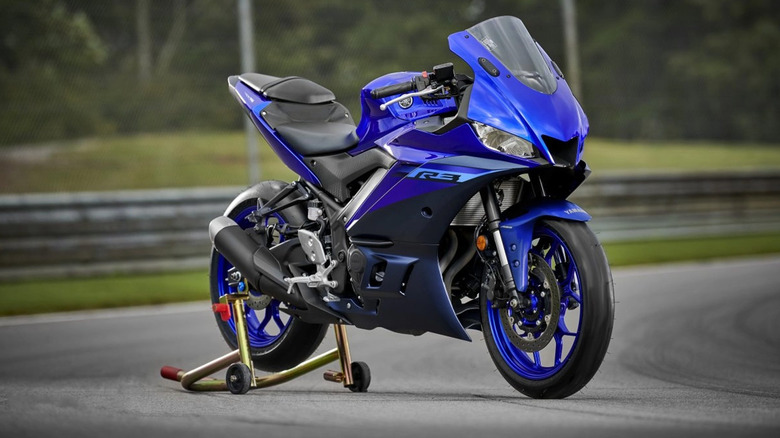 Yamaha YZF-R3 on road