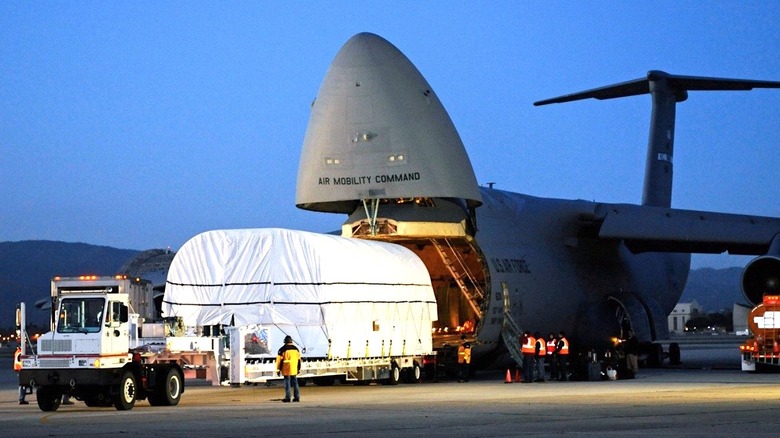 Lockheed C-5 Galaxy loading cargo