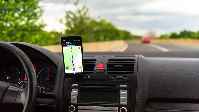 Using maps app on smartphone in car