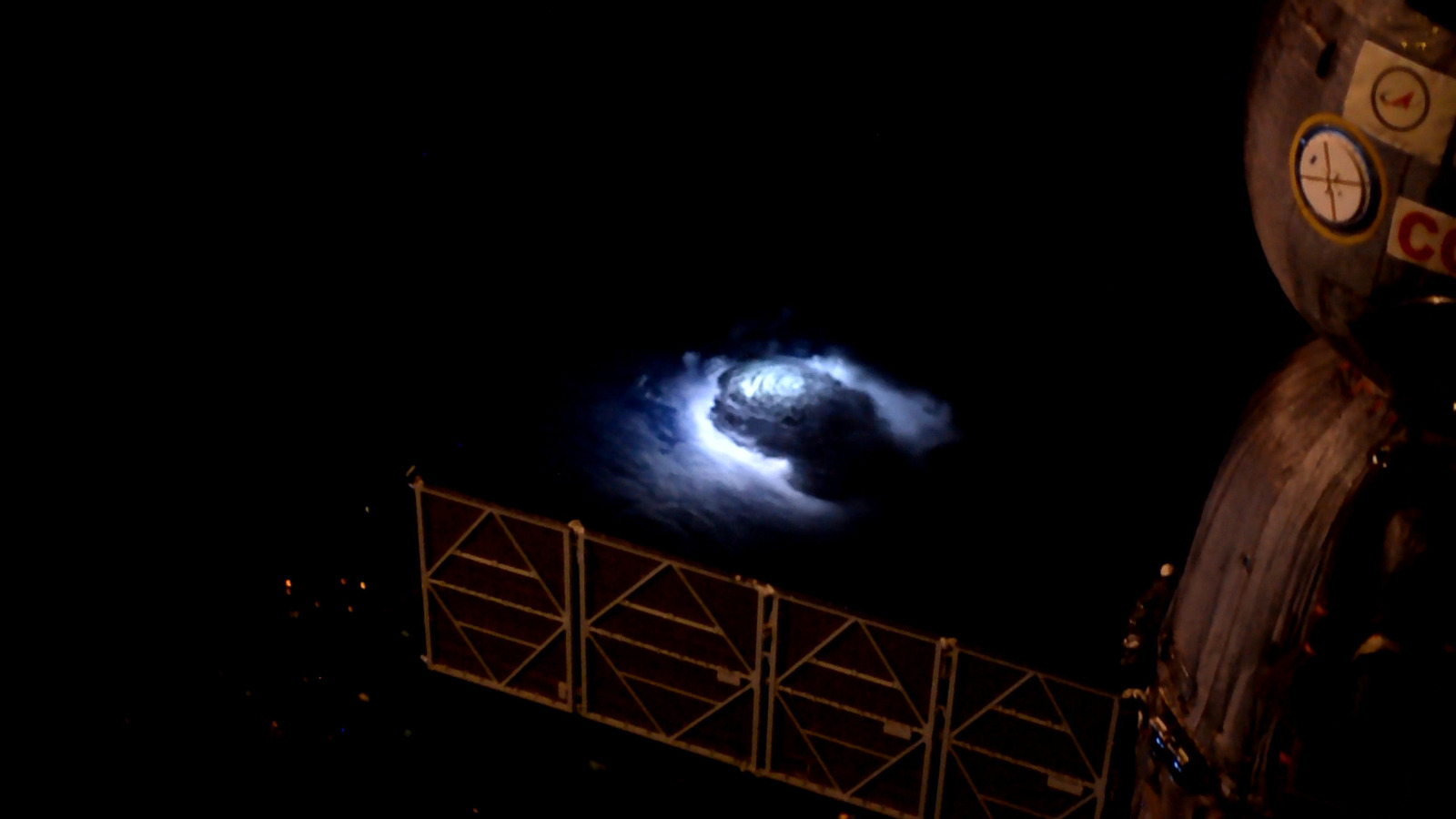 W jaki sposób astronauci na Międzynarodowej Stacji Kosmicznej robią niesamowite zdjęcia błyskawic z kosmosu?