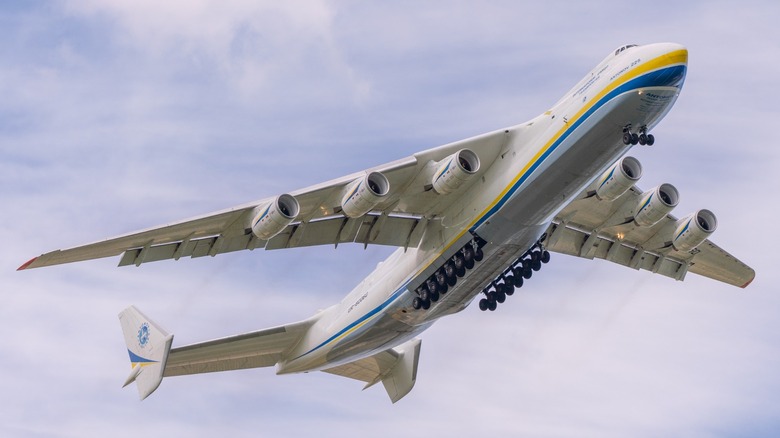 Antonov An-225 taking off