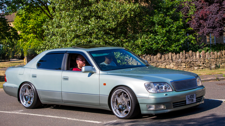 Lexus LS 400 driving