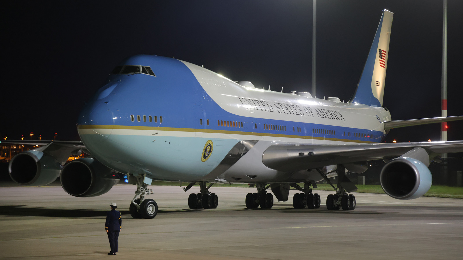 How Long Can Air Force One Stay In The Air?