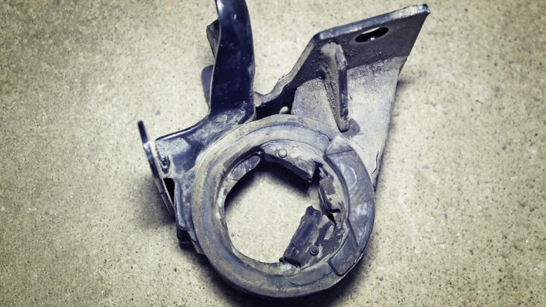 worn-out motor mount