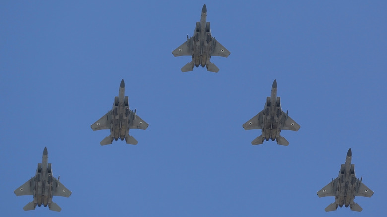 F-35s flying in V formation