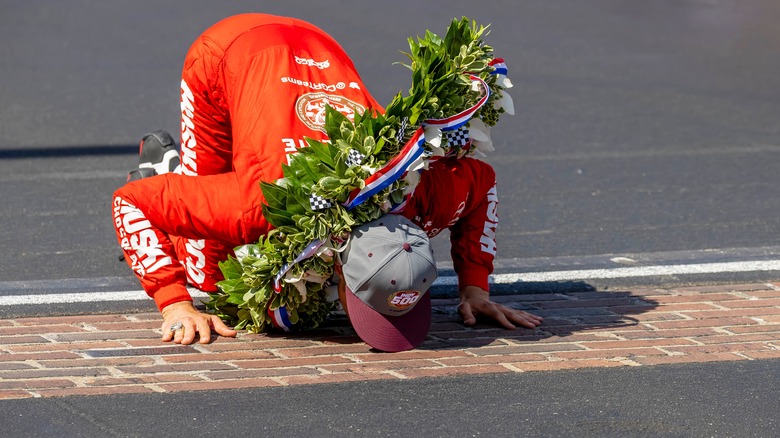 Marcus Ericsson kissing the bricks