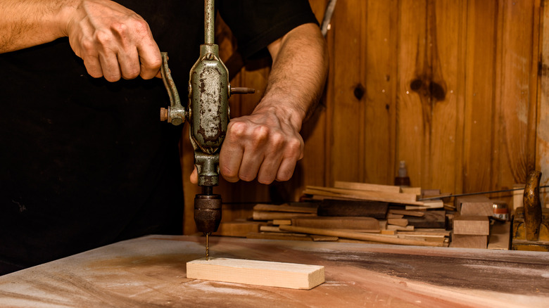 Drilling tool into wood