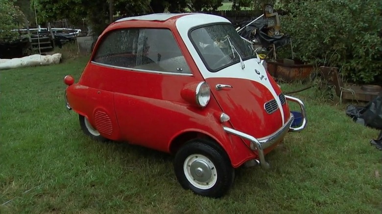 Red and white BWM Isetta 300 purchased by Mike and Frank on American Pickers