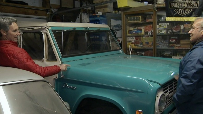 Mike Wolfe talking to seller Dennis Clark in front of a 1966 Ford Bronco U13.