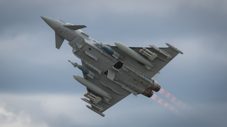 Eurofighter Typhoon with afterburners on