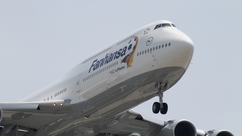 Close up of Boeing 747-800 taking off