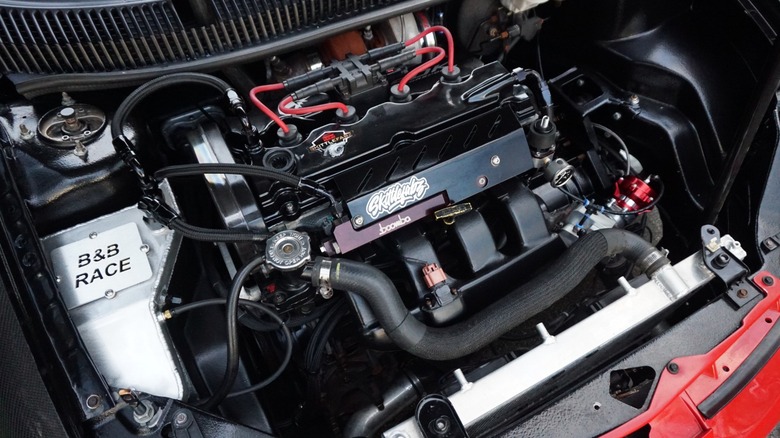 The engine bay of a Dodge Neon SRT-4