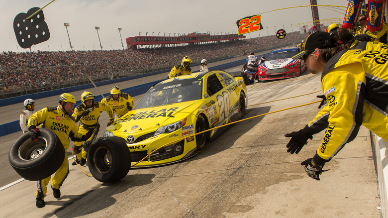 Matt Kenseth pitt stop at NASCAR competition