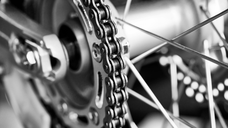 A motorcycle's chain and mechanisms 