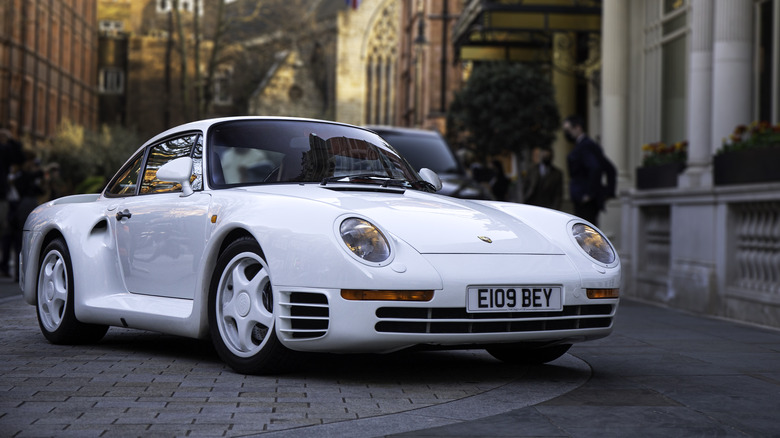 Porsche 959 in white