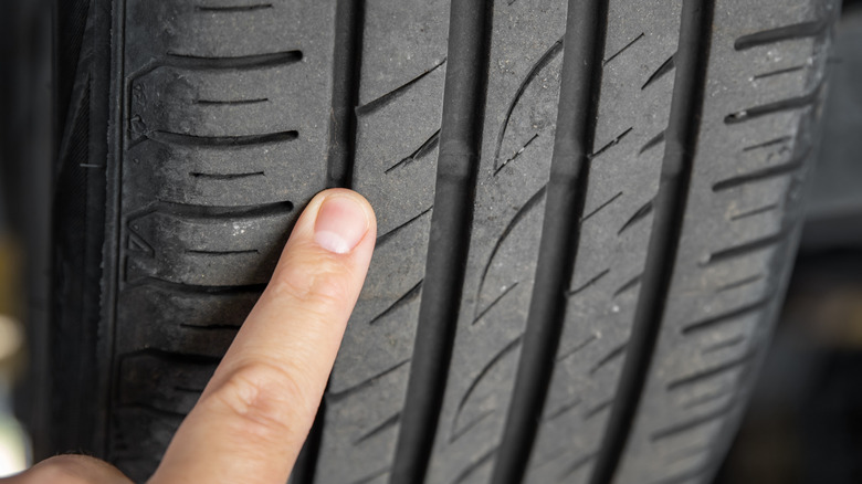 Finger pointing to tire wear bars