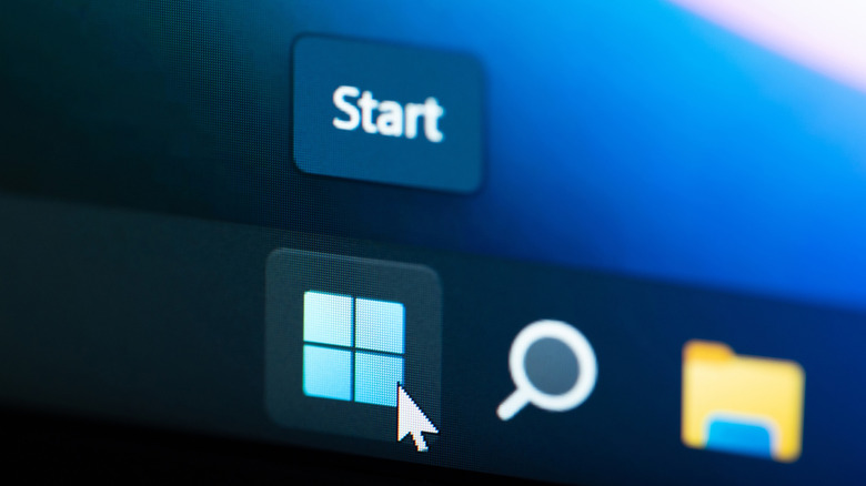 Mouse cursor hovers on top of the Windows start menu icon