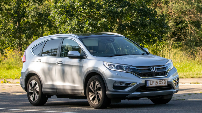 2015 Honda CR-V parked front quarter