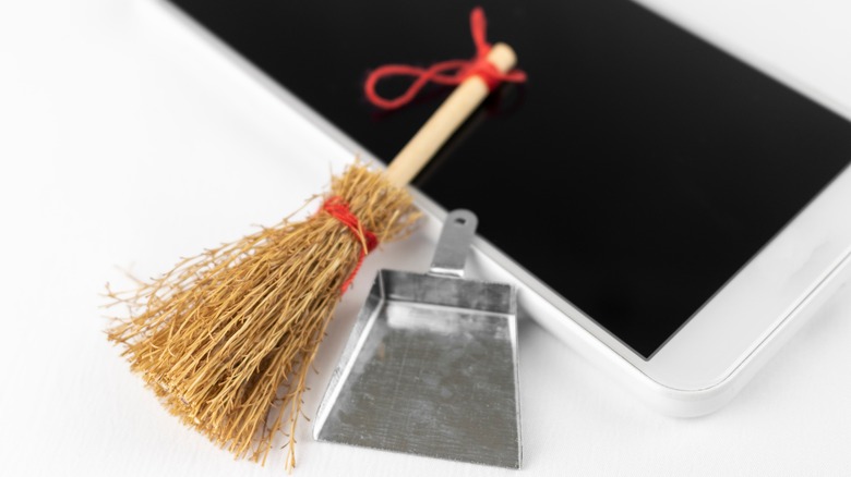 smartphone tiny broom dustpan