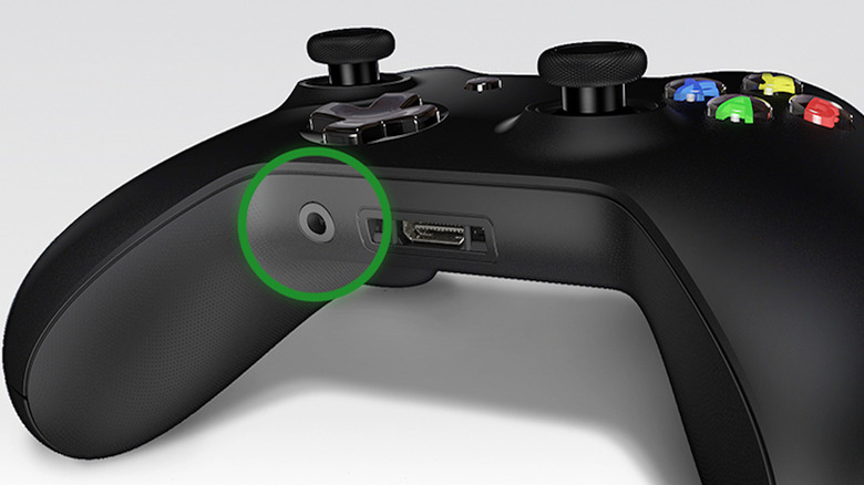 headphone jack highlighted on xbox controller