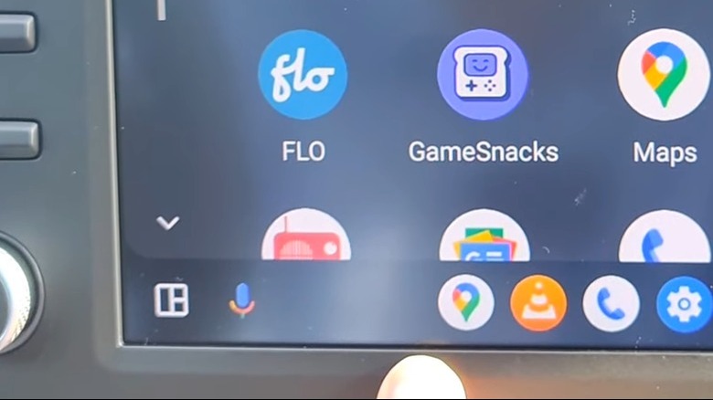 Car screen featuring multi-window button