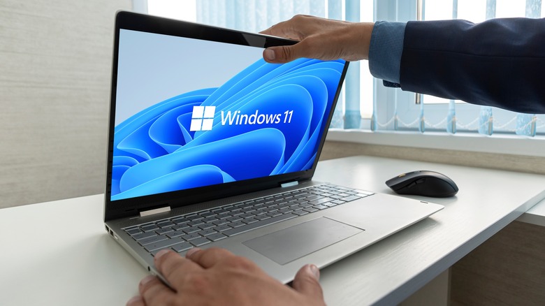 Closing a laptop with Windows 11 on the screen