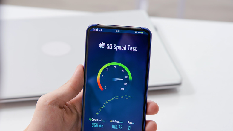 Person doing phone speed test