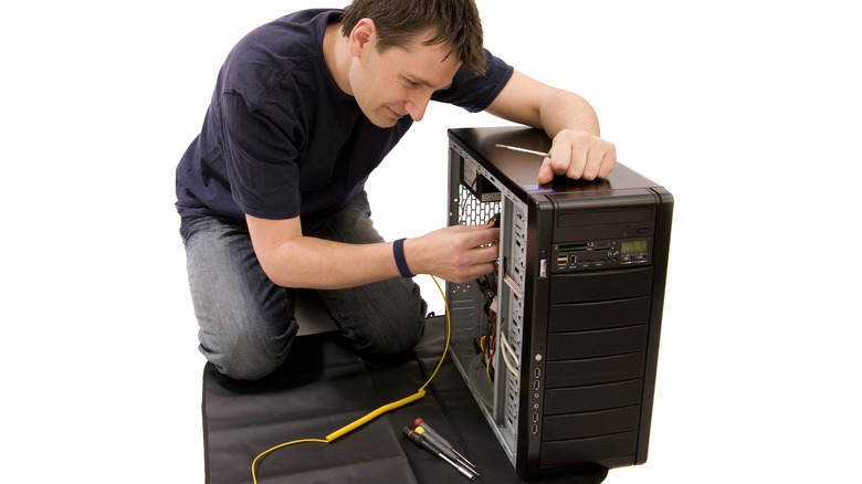 man using anti-static mat