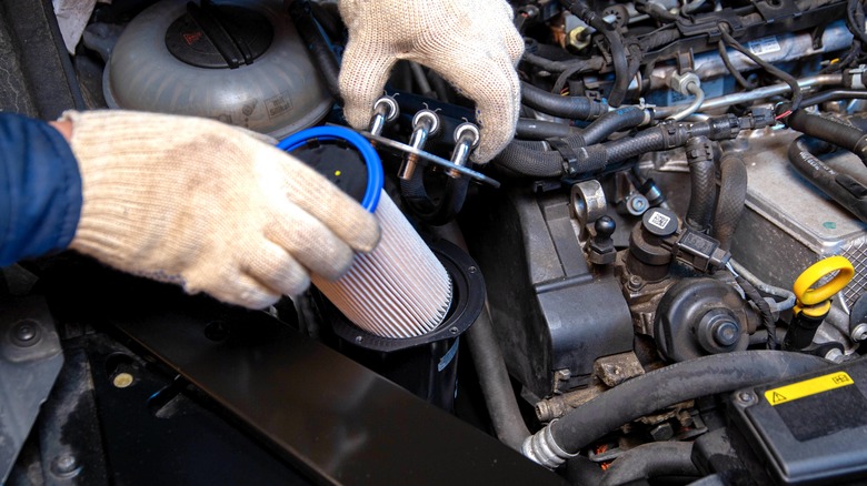 Replacing a fuel filter