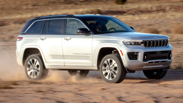 Front angle view of the 2022 Jeep Grand Cherokee Overland